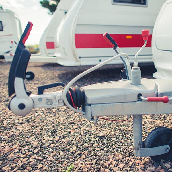 Showing how to attach a caravan to a car